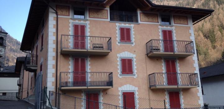 Restrukturisasi bangunan multi-keluarga di Branzi (Bergamo)